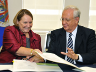 Presidenta de la CIDH, Comisionada Dinah Shelton, y Presidente de la Corte Suprema de Justicia de Mxico, Ministro Juan N. Silva Meza, durante la ceremonia de firma del acuerdo